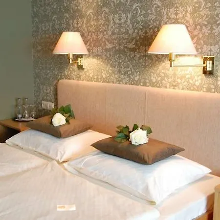 & Restaurant Schroeder فندق 3*